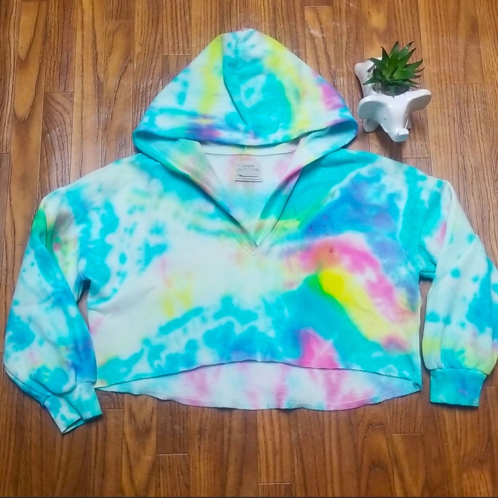 Urban Outfitters Cropped Sweatshirt in Tiedye